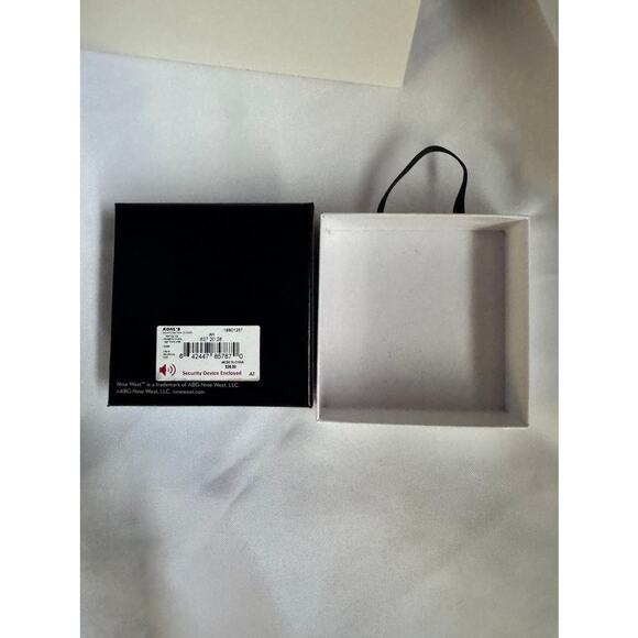 Nine West Silver-Toned Bracelet & Heart Earring Jewelry Gift Set NIB - Picture 9 of 9